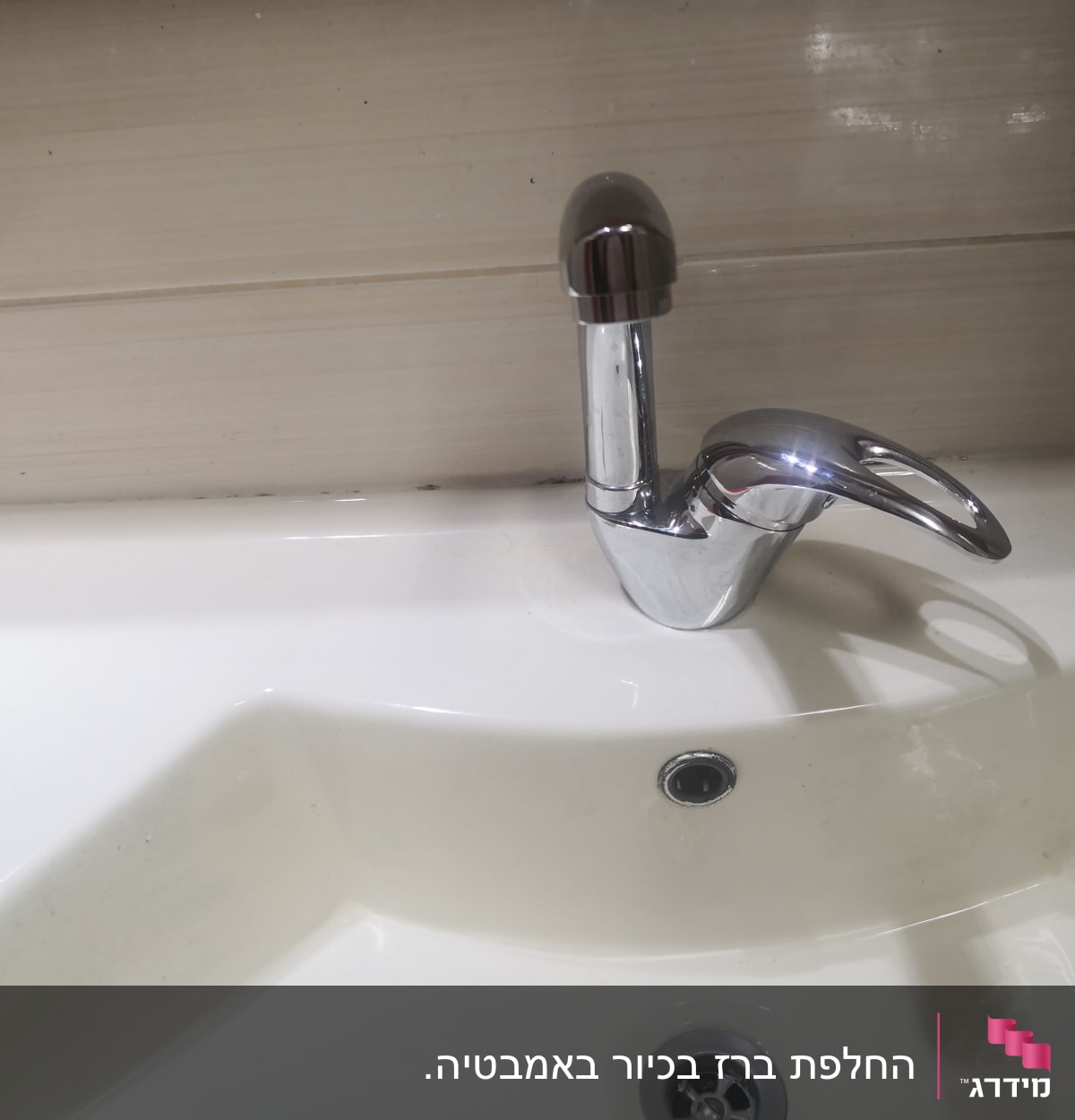 ברז כרום מותקן על כיור לבן